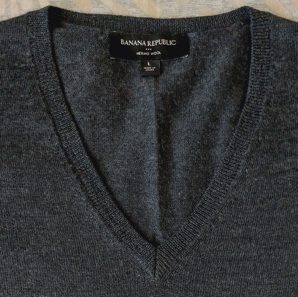 Banana Republic merino wool V- neck sweater size L. - Picture 2 of 9
